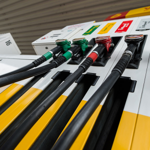 Это случилось сегодня: начали снижаться цены на бензин