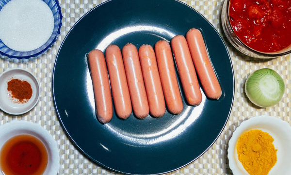 Можно ли есть сосиски и другие мясные полуфабрикаты каждый день: ответ экспертов вас удивит